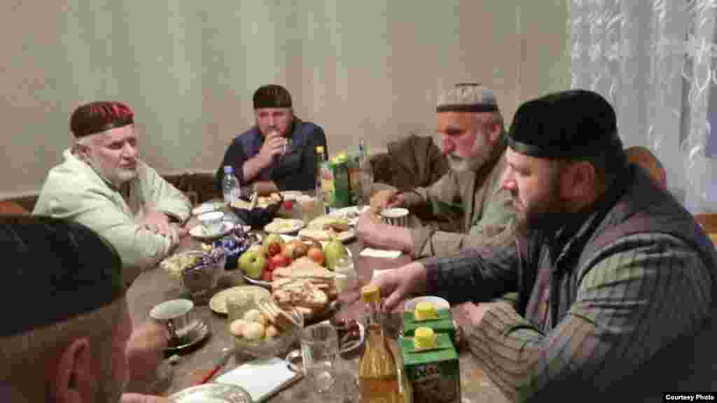 Цхьаьна шуьне ховшаро а латтабо юкъахь барт а, марзо а.