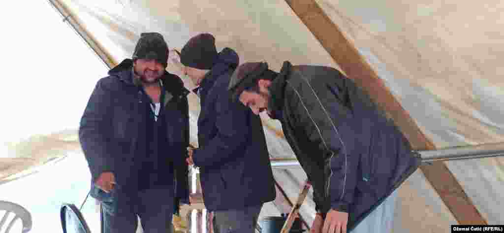 U privremenom kampu se nalazi oko hiljadu izbjeglica i migranata.