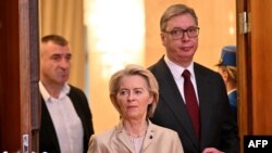 Președintele Serbiei, Aleksandar Vučić (stânga), sosind la o conferință de presă comună cu președinta Comisiei Europene, Ursula von der Leyen, Belgrad, 15 octombrie 2025