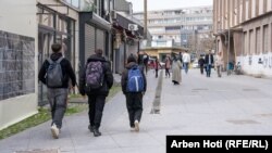 Të rinj duke ecur në Vushtrri.