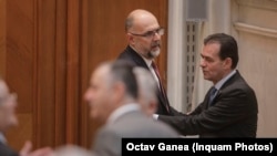 Liderii Coaliției negociază desființarea Secției Speciale. Președintele PNL, Ludovic Orban, și președintele UDMR, Kelemen Hunor, în Parlament, februarie 2021. 