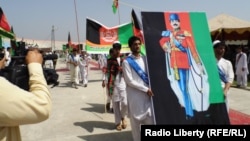 تصویر شاه امان الله خان و رژه مردان در روز تجلیل از استقلال افغانستان 