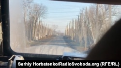 Ділянка шляху з бойових позицій, захищена антидроновими сітками