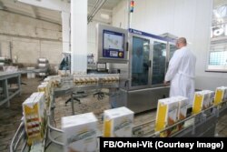 Imagine din culisele procesului de producție a sucurilor