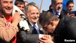 Крымские татары встречают на границе Крыма своего национального лидера Мустафу Джемилева.  3 мая 2014 года. 