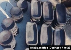 Enë të ndryshme prej balte të prodhuara nga familja Biba.