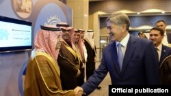 Сауд Арабияга расмий сапар менен барган президент Алмазбек Атамбаев аталган өлкөнүн Соода-өнөр жай палатасынын өкүлдөрү менен жолугууда. 3-декабрь, 2014-жыл  