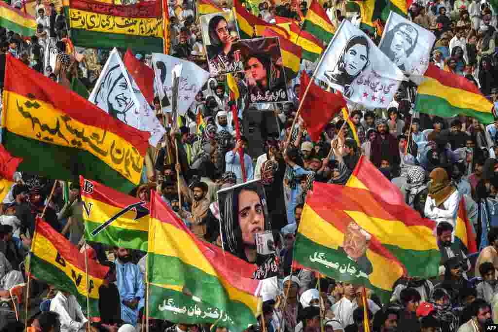 Улуттук Белужистан партиясынын тарапташтары бул аймакта камакка алынган активист Махранг Белуждун сүрөтүн кармап турушат. Кветта, Пакистан.