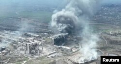Fumul se ridică deasupra uzinei Azovstal din Mariupol. Imagini obținute cu drona.