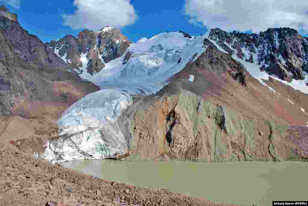 Антикайнен шыңы. Фин коммунисі Тойво Антикайненнің (1898&ndash;1941) құрметіне орай аталған. Ол Ресейдегі азаматтық соғыс кезінде қызыл армиясы құрамында шайқасқан. 1934 жылы Финляндияға астыртын тапсырма орындау үшін жіберіліп, сол жылы ұсталған. Оған "адам өлтірді" деген айып тағып, айдауға жіберген. 1940 жылы совет билігінің өтінішімен босатылып, СССР-ға берілген. Ресми дерек бойынша, 1941 жылы қазан айында ұшақ апатынан қаза тапқан. Суретте мұздықтың Антикайнен шыңынан құлап бара жатқаны бейнеленген. Алматы облысы, 22 тамыз 2009 жыл