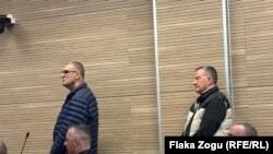 Bedri Shabani (majtas) dhe Muharrem Qerimi dalin para Gjykatës Themelore në Prishtinë.