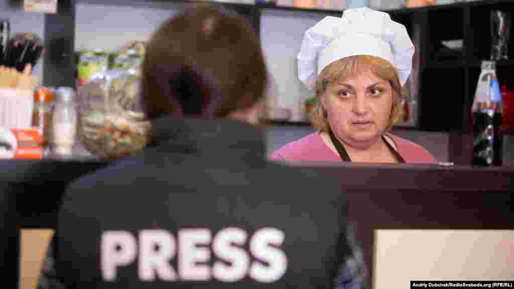 Попри економічну скруту в Гранітному, підприємці намагаються відкривати тут пекарні, кафе та кав'ярні. Ірина, яка працює у нововідкритій кав'ярні, тішиться, що отримала роботу. За словами жінки, коли припинилися постійні обстріли, селище поволі почало повертатися до життя. Слідкуйте за нашої поїздкою онлайн &ndash;&nbsp;http://bit.ly/2UrzwHM Пишіть напряму кореспондентам, що вам показати? Які проблеми можемо допомогти висвітлити?&nbsp;