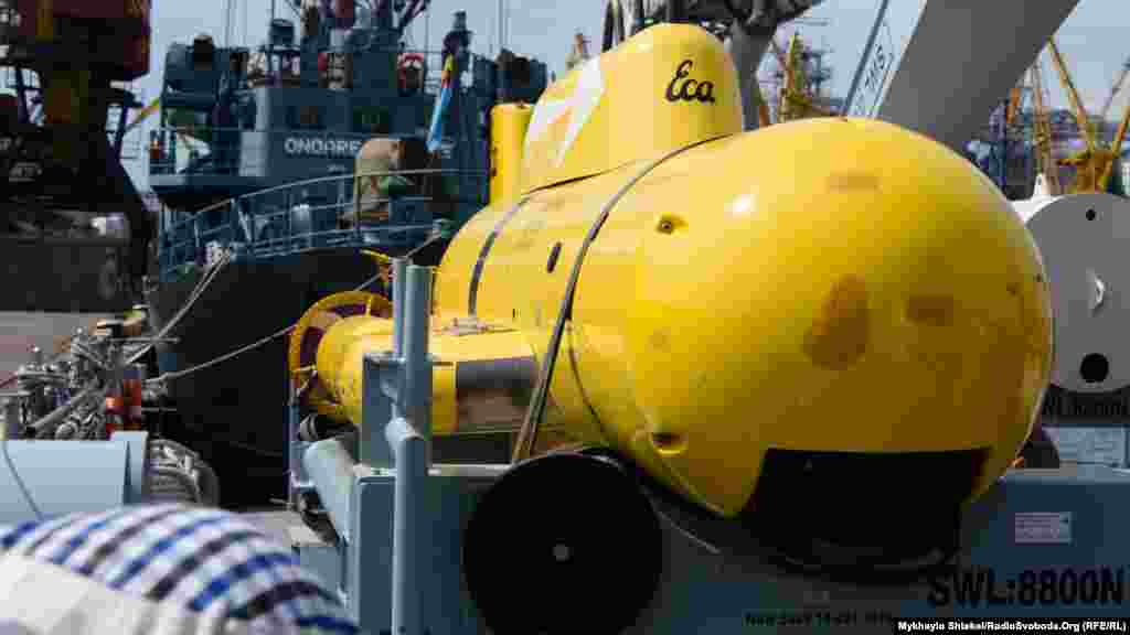 Безпілотна сумбарина із зарядом вибухівки на турецькому мінному тральщику Аnamur. Цим &laquo;дроном&raquo; керує оператор з корабля &ndash; робоча глибина до 300 метрів, відстань до оператора &ndash; до 2 тисяч метрів. Сигнали надходять через оптоволоконний кабель. На носу стоять дві відеокамери