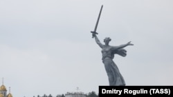 Монумент "Родина-мать зовет"