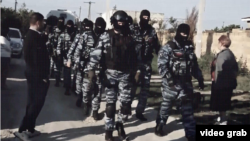 Qırımnıñ Bağçasaray şeerinde Rusiye quvetçileri tintüvler keçire ve insanlarnı tutıp ala. Arhiv fotoresimi. Videonıñ skrinşoti