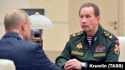 Керівник Росгвардії Володимир Золотов (п) спілкується з російським лідером Володимиром Путіним, архівне фото, 2020 рік