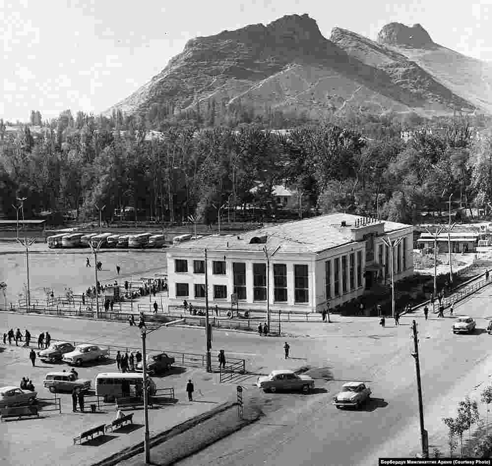 Ош - 3000 жылдан ашык тарыхы бар, байыркы шаар. 1876-жылы&nbsp;Кокон хандыгы кулатылгандан кийин шаар деген расмий макамды алган. Учурда Ош өзгөчө колориттүү, тарыхы бай, тургундары меймандос шаарлардын бири. Ош шаарынын жергиликтүү эл менен туристтер эң көп каттаган жайы, атактуу Сулайман-Тоо. Тоонун алдында "Достук" монументи орнотулган. &nbsp;