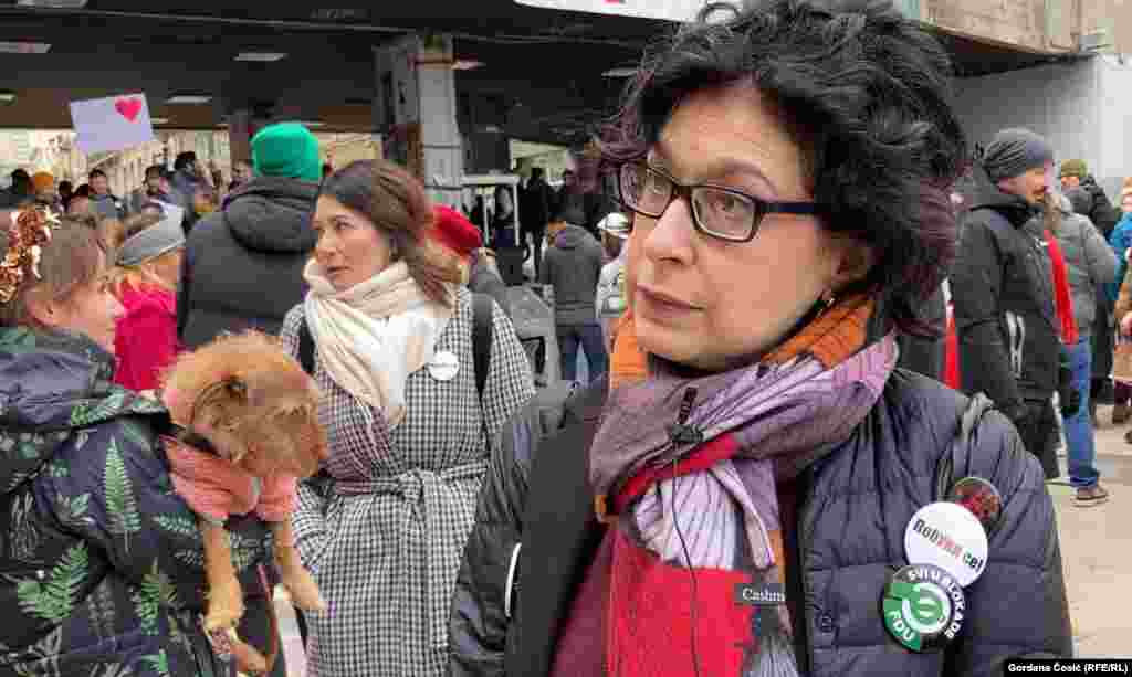 "Od početka blokada šaljemo na različite načine podršku studentima i studentskim zahtevima, ali mislimo da je potrebno da to radimo još vidljivije, organizovanije i da se povežemo po celoj Srbiji. Studenti su predvodnici, a na univerzitetima je prisutan jak pritisak, stoga osećamo da moramo još jače da se udružimo", rekla je Radina Vučetić, redovna profesorka na Filozofskom fakultetu u Beogradu.