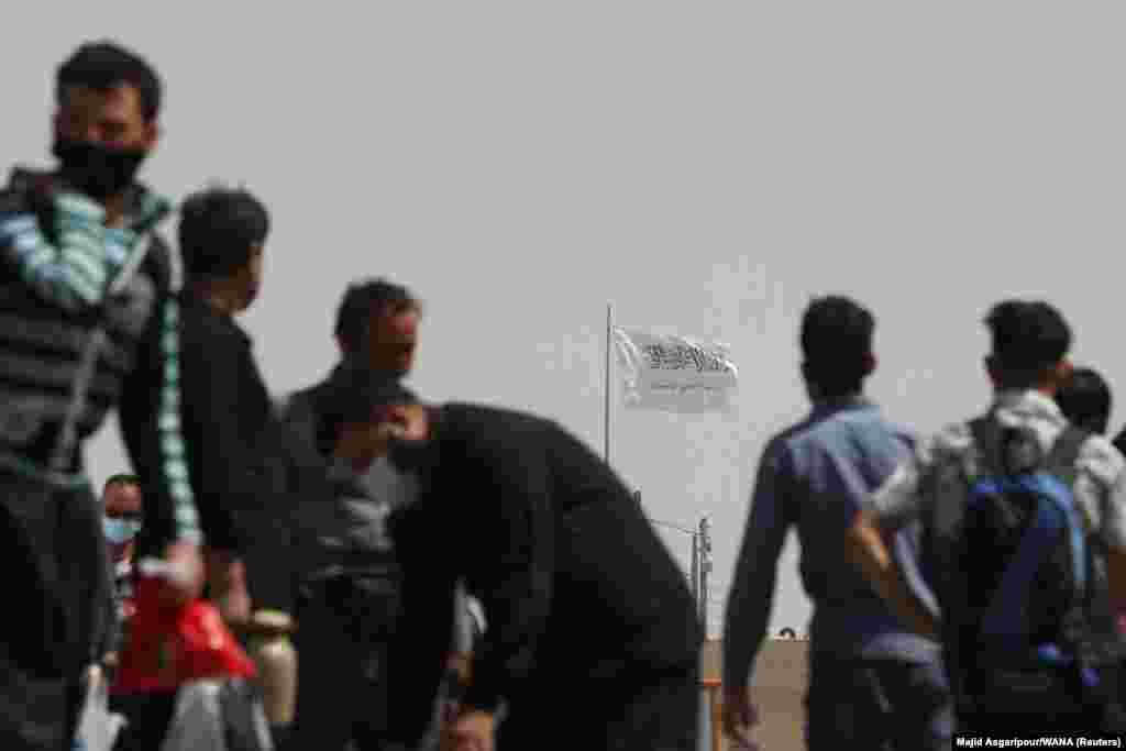 Иранның "Даукарун" шекара бекетіне қарама-қарсы беттегі Ауғанстан аумағында тәліптердің қара жазуы бар ақ туы желбіреп тұр.