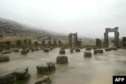 Günorta-günbatar Eýranyň Şiraz şäheriniň golaýynda ýerleşýän "Jemşidiň tagty" - Persepolis gadymy pars şäheriniň galyndylary. Gadymy "100 diňli köşk" harabalary