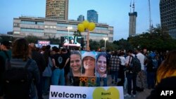 Susținători și rude ale ostaticilor deținuți de Hamas, s-au adunat duminică, 19 ianuarie, la Tel Aviv, pentru a urmări transmisiunile cu eliberarea a trei ostatice (în fotografia din centrul imaginii) capturate în urmă cu 471 de zile de gruparea militantă palestiniană.
