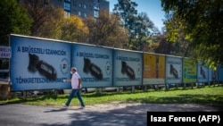 Постери во Будимпешта на кои пишува „Казнети сме со санкциите на Брисел“