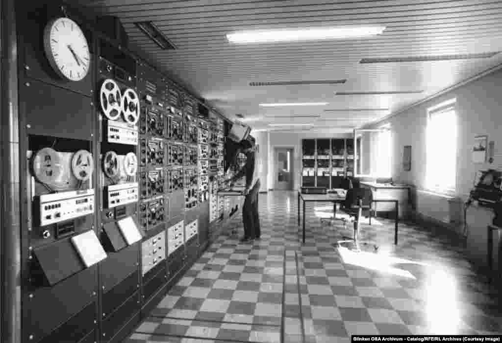 Станция мониторинга в Мюнхене, где радиопередачи из коммунистических стран записывались и просматривались сотрудниками радиостанции.В 1976 году РСЕ и РС объединились в корпорацию РСЕ/РС — Радио Свободная Европа / Радио Свобода Инк