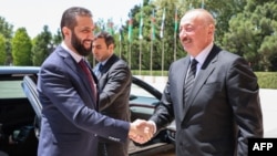 სირიის პრეზიდენტის კანცელარიის მიერ გამოქვეყნებულ ფოტოზე აზერბაიჯანის პრეზიდენტი ილჰამ ალიევი (მარჯვნივ) მიესალმება სირიის გარდამავალ პრეზიდენტ აჰმედ ალ-შარაას ბაქოში, 12 ივლისს.