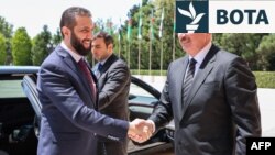 Kjo fotografi e publikuar nga Presidenca Siriane shfaq presidentin e Azerbajxhanit, Ilham Aliyev (djathtas), duke e pritur presidentin e përkohshëm të Sirisë, Ahmed al-Sharaa, në Baku, më 12 korrik.