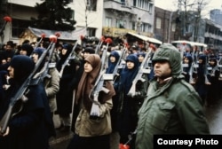 تجمع گروهی از زنان انقلابی در برابر سفارت آمریکا در تهران، ۱۳۵۸، عکس از رضا دقتی