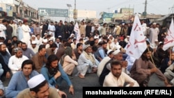 د نومبر پر اتمه په احتجاج کې شریک افراد په سړک ناست دي.