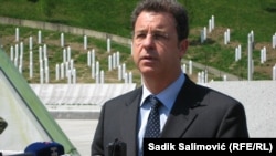 На фото головний прокурор IRMCT Серж Браммерц. Він заявив, що Фульгенс Каїшема переховувався понад 20 років