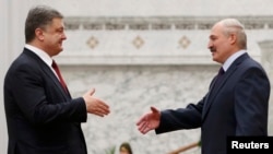 Президент України Петро Порошенко (л) і президент Білорусі Олександр Лукашенко, Мінськ, 11 лютого 2015 року