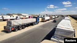 Camioanele cu ajutoare umanitare așteaptă aliniate la punctul de trecere a frontierei din Egipt în Gaza, la Rafah. 15 octombrie 2025.