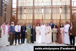 Бухорода ўтган илк Биенналеда Саида Мирзиёева чет эллик меҳмонлар билан.