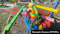 Квіти й іграшки на дитячому майданчику в Кривому Розі, де внаслідок російського удару 4 квітня загинули, зокрема, дев’ять дітей