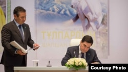 Astana. G.Berdimuhamedow gazak dilinde çykan kitabyna ýadygärlik ýazgysysny ýazýar. Arhiw suraty