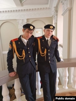 Артем Кочубеев (слева)