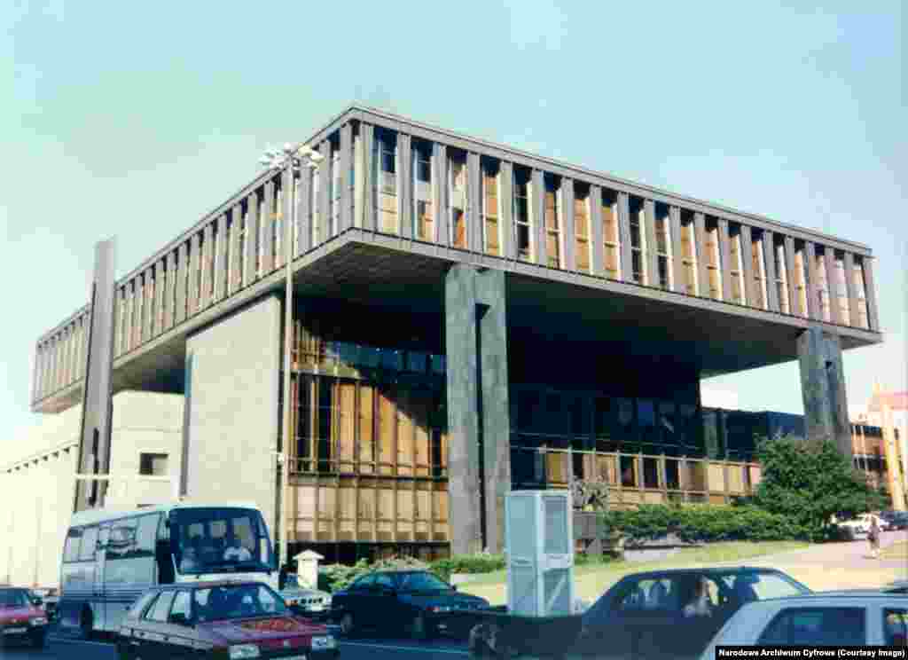 Здание в центре Праги, служившее штаб-квартирой РСЕ/РС.В 1995 году Радио Свобода переехало в Прагу, где президент Чехии Вацлав Гавел предложил вещателю здание, где работал коммунистический парламент бывшей Чехословакии, в центре города за символическую арендную плату. В 2009 году предприятие переехало в специально построенное здание за пределами центра