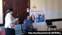 მჯდომარე აქცია ზესტაფონის ყოფილი მერის კაბინეტთან. 