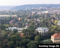 Ambasada Rusiei la Praga. În partea dreaptă sus se vede Castelul din Praga.