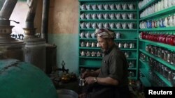 ارشیف، کابل کې د چایو یو سماوار او رستورانت