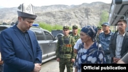 Премьер-министр Улукбек Марипов на встрече с жителями Баткенской области после конфликта на границе. 3 мая 2021 года. 