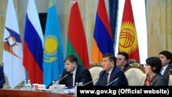 Олег Панкратов жана Сооронбай Жээнбеков ЕАЭБ саммитинде, 7-март, 2017