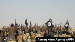 Amnesty International je 2021. identifikovao oružje srpske proizvodnje u video zapisima naoružanih grupa koje deluju u afričkom regionu Sahel. Na fotografiji iz 2019. godine koju je objavila militantna organizacija Islamska država je grupa njenih pripadnika nakon napada te grupe na zatvor u kojem se drže i militanti iz grupa aktivnih u području Sahela.