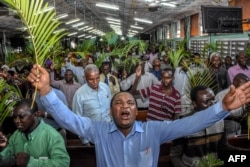 Tanzaniýanyň iň uly şäheri Dar-es-Salamdaky ybadathanada, koronawirus epidemiýasyndan gutulmak üçin geçirilýän doga-dileg çäresi. 2021-nji ýylyň apreli.