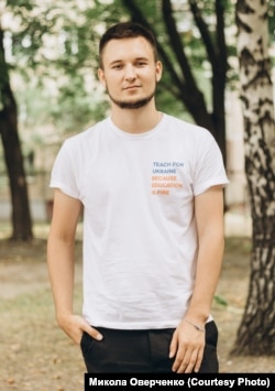 Вчитель Микола Оверченко, класний керівник 7-го класу. Жукин, Київська область