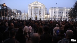 Участники протеста в Македонии против расширения сферы применения албанского языка.