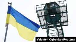 «Прикордонник продавав «клієнтам» за 1 тисячу доларів США спеціальні картки, які дозволяли проїзд транзитною зоною автодороги «Одеса - Рені»