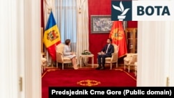 Presidentja e Moldavisë, Maia Sandu, dhe ai i Malit të Zi, Jakov Millatoviq, gjatë një takimi në Cetinjë në maj të vitit 2025. 